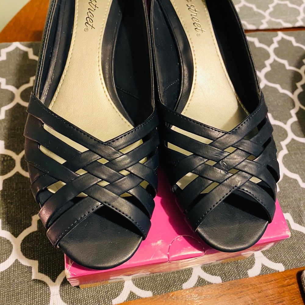 Lie heel easy street  pair of shoes black